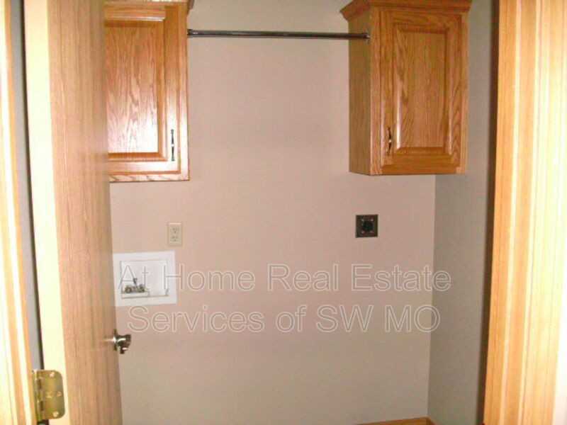 1091 N Northwood Ave - Photo 5 of 11