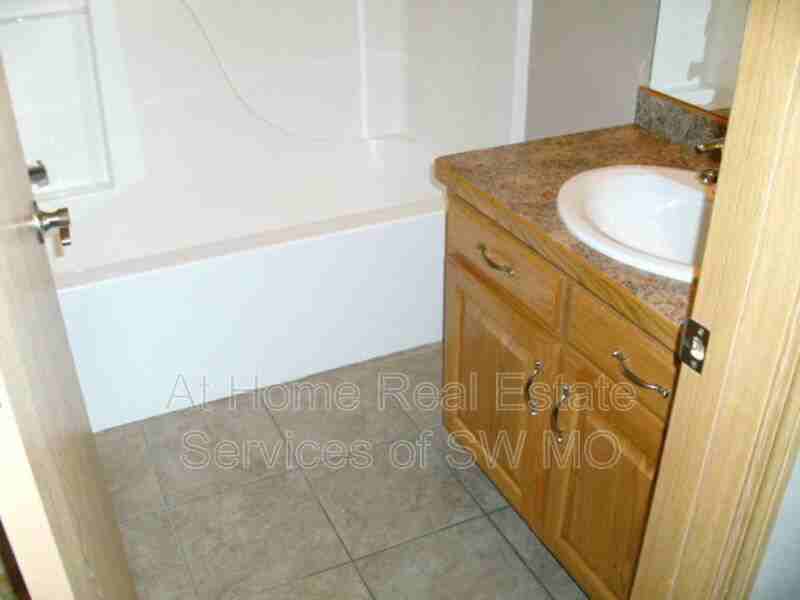 1091 N Northwood Ave - Photo 6 of 11