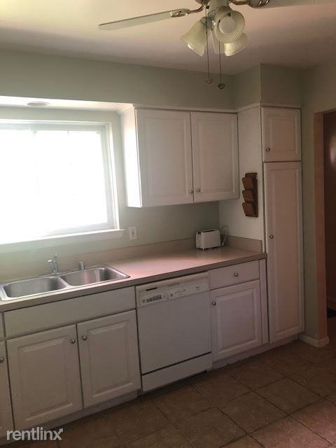 447 Fox Hills Dr N - Photo 3 of 28