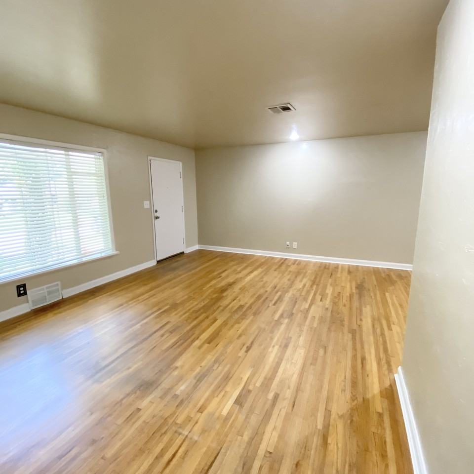 1127 E 53rd Pl - Photo 3 of 23