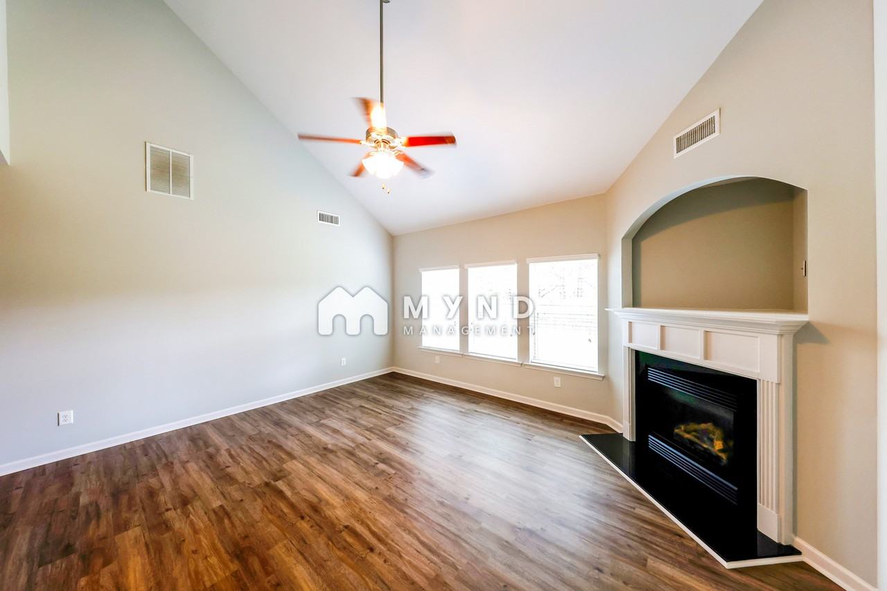 379 Glen Cross Way - Photo 2 of 18