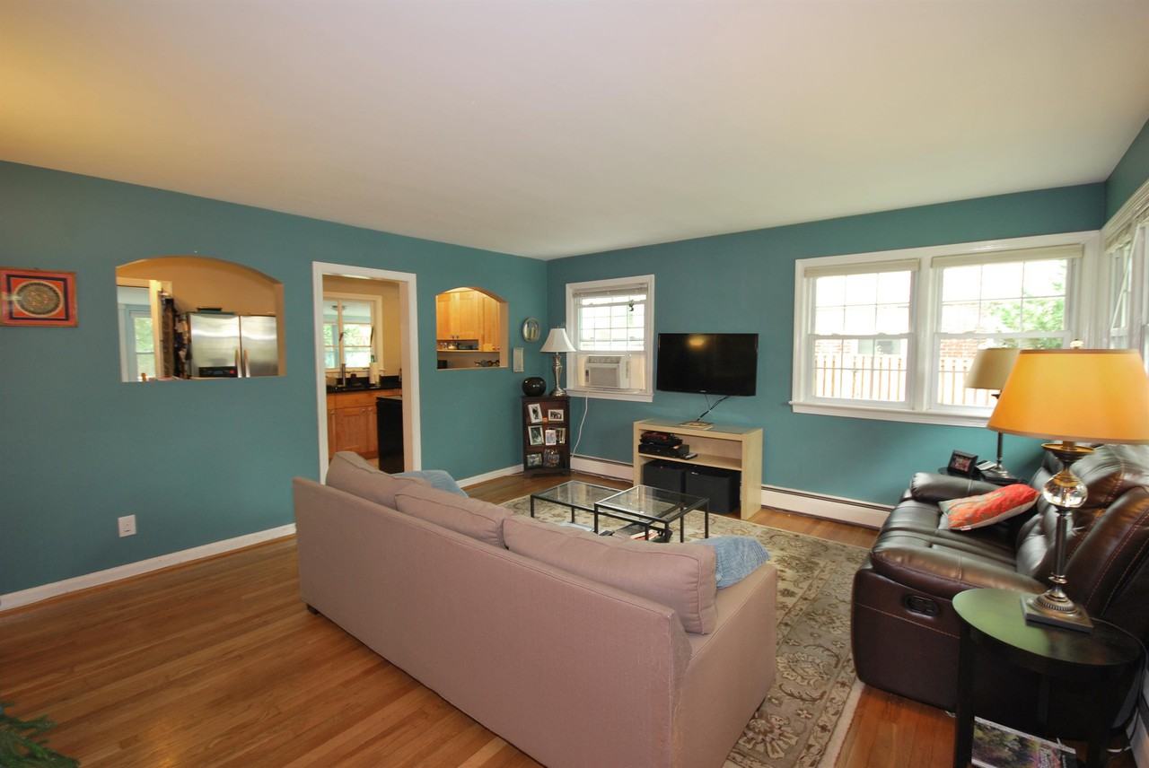 10209 Procter St #1 - Photo 3 of 19