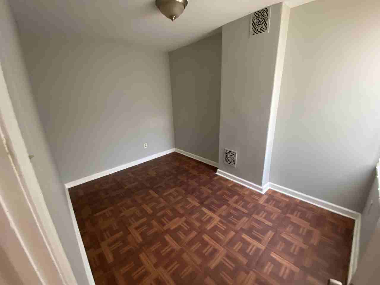 1104 Baring St #1 - Photo 5 of 10