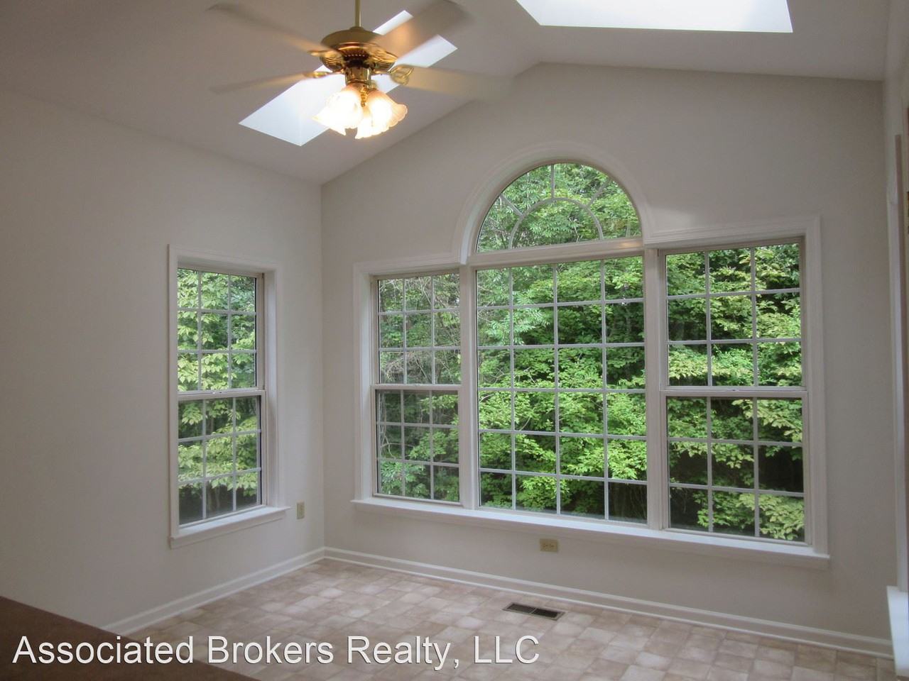 289 W Rosewood Dr - Photo 3 of 19