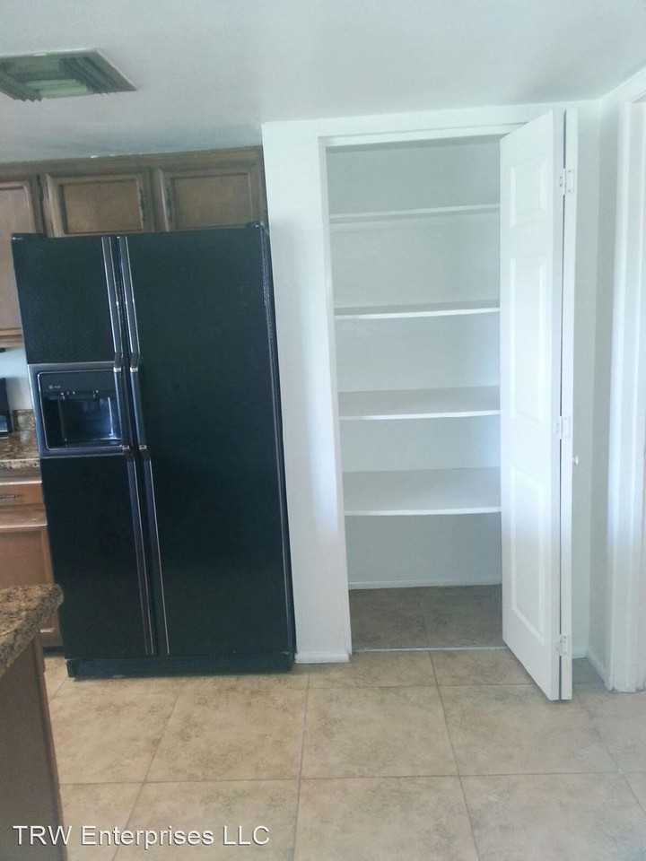 808 808 E Hampton Avenue 21196306-010 - Photo 3 of 20