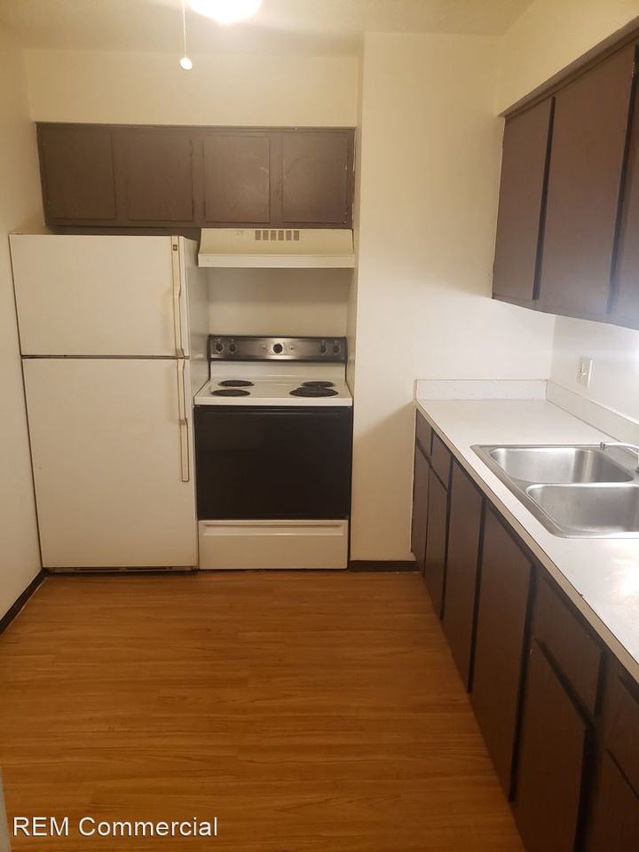 737 Center Ave - Photo 3 of 6