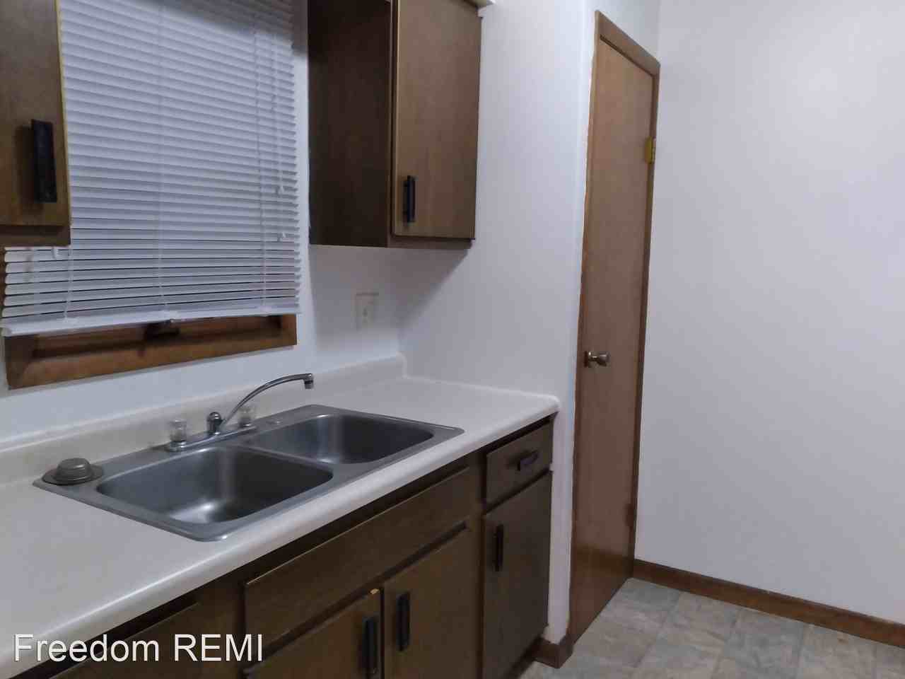 1711 E Ave NE - Photo 3 of 8