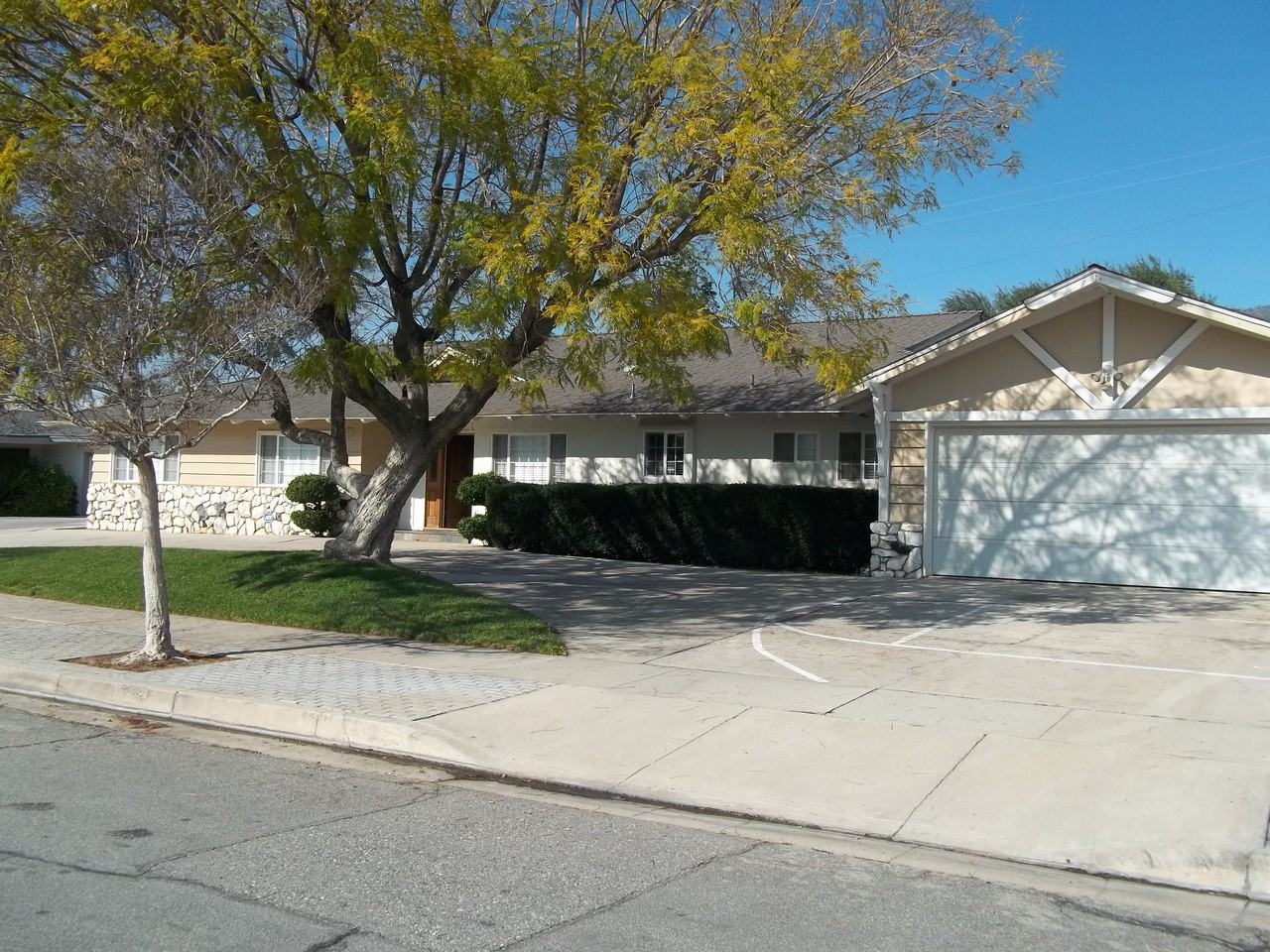 544 E 39th St - Photo 2 of 30