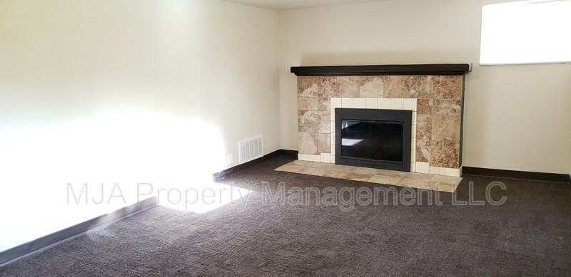 1458 Nw - Photo 3 of 12