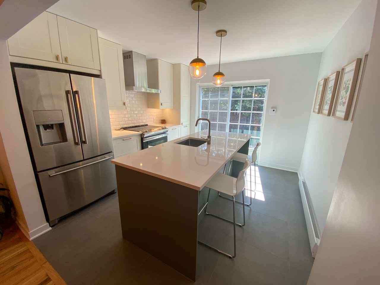 2430 Rue Knox - Photo 2 of 13