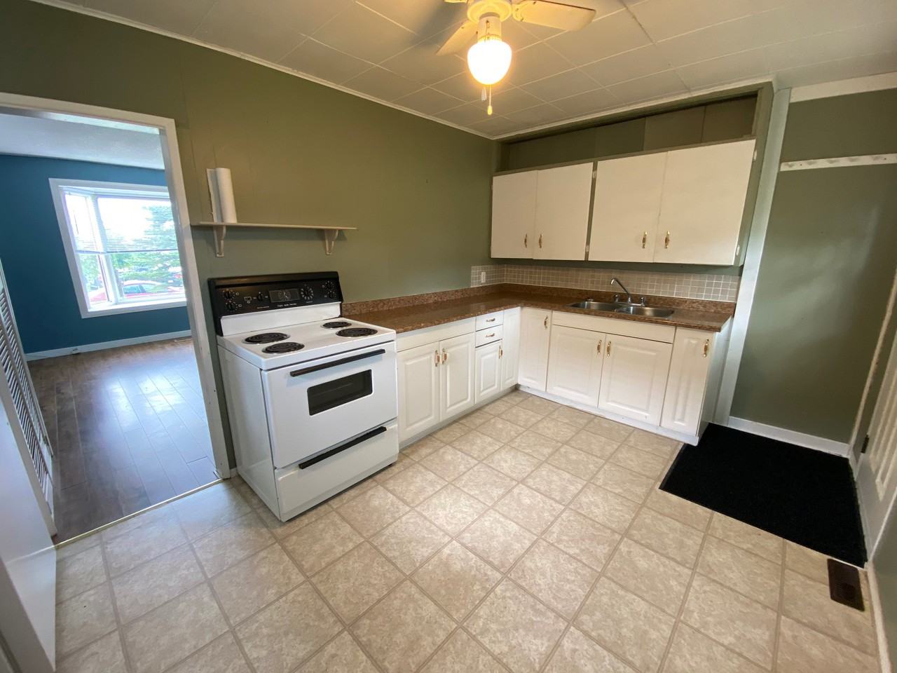 960 Cornwall Cres #960 - Photo 2 of 11