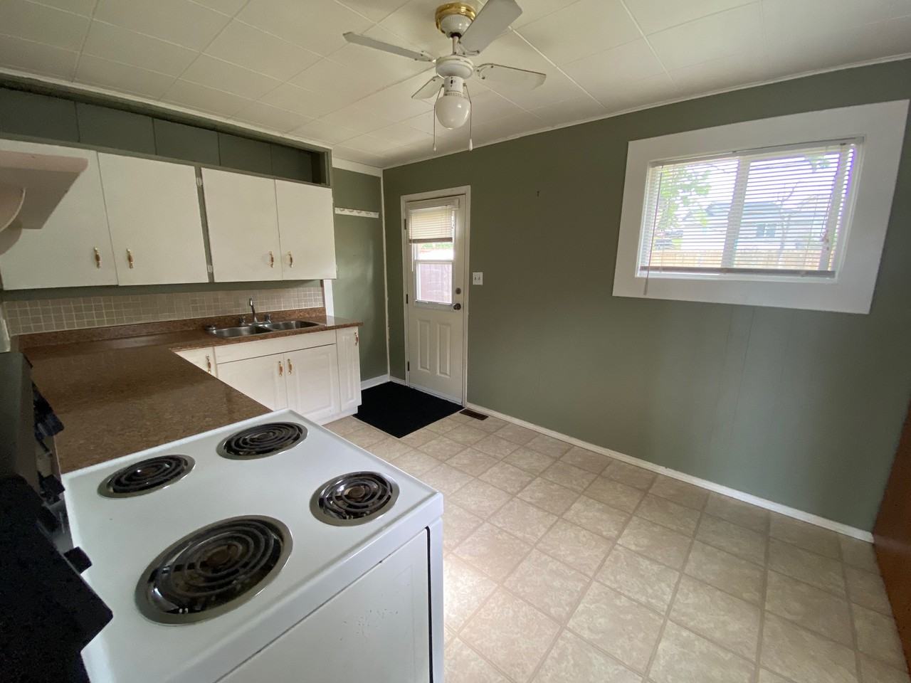 960 Cornwall Cres #960 - Photo 3 of 11