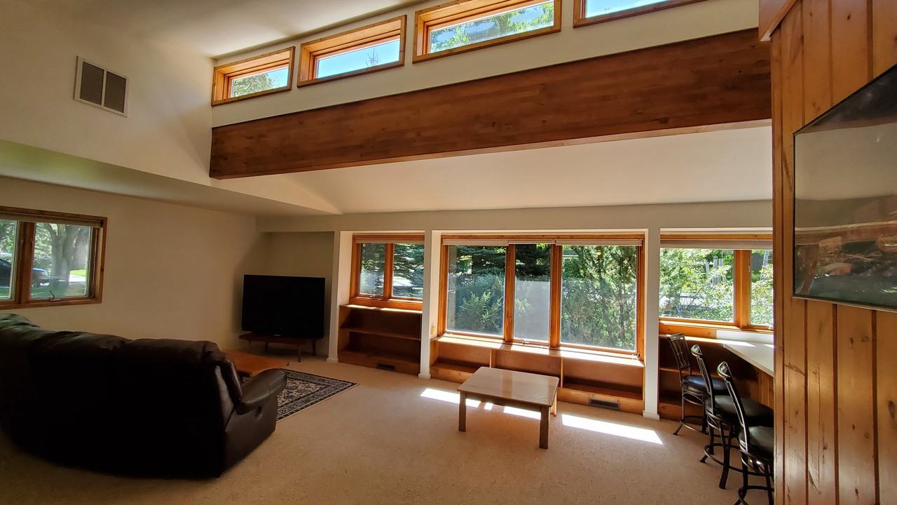 1537 Alger Ave - Photo 3 of 13