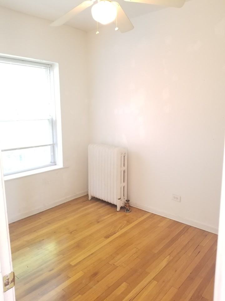 Affordable 2 bedroom Lincoln Park- well-maintained - Photo 3 of 9