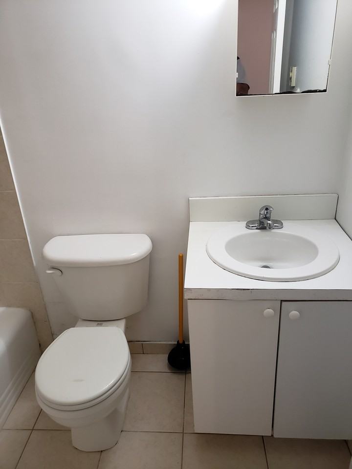 606 Delafield Ave - Photo 2 of 4