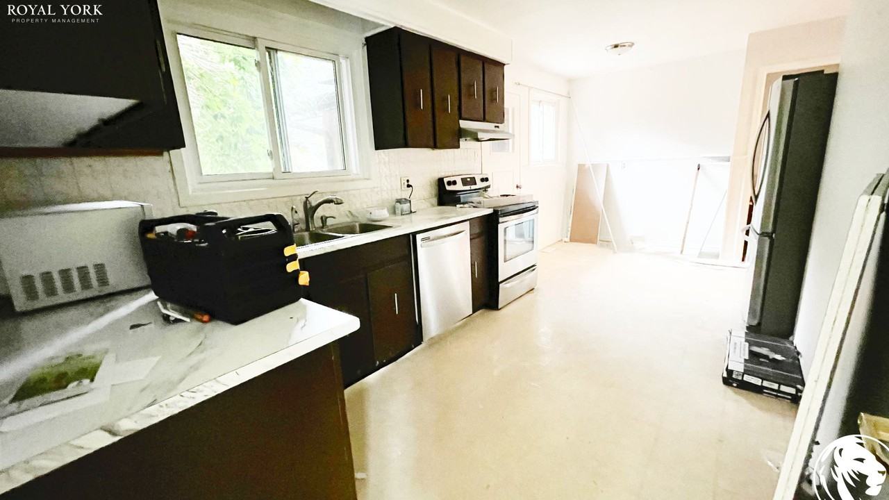 419 Canterbury Cres #1 - Photo 3 of 23