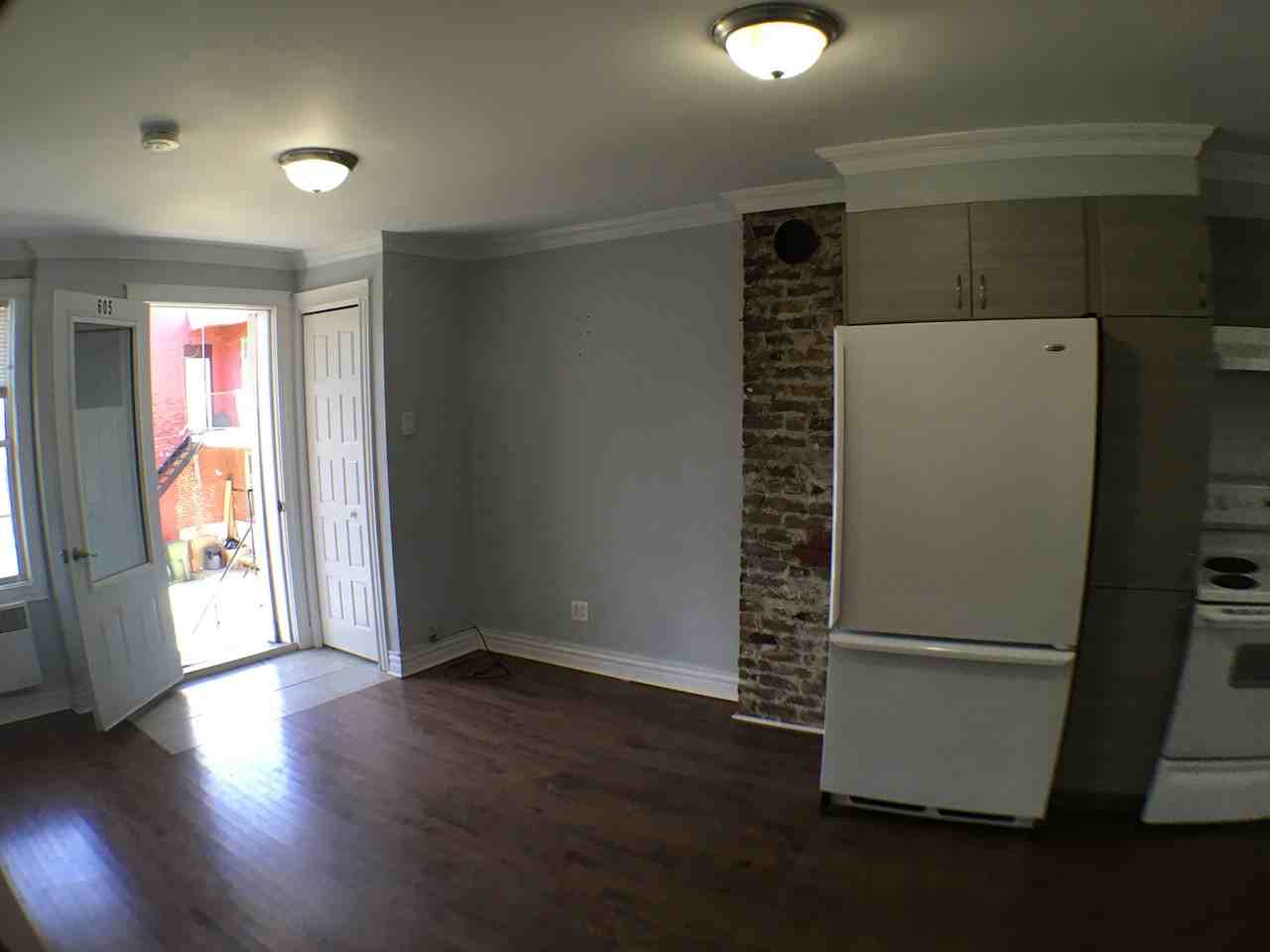 605 Av Letourneux - Photo 2 of 10