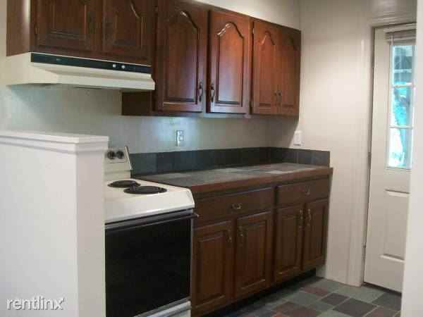 4 Embassy Ct - Photo 2 of 8