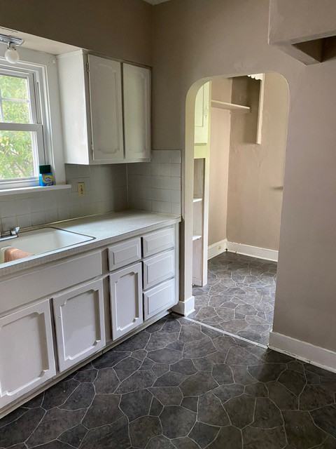 2096 Rossmoor Rd - Photo 3 of 32