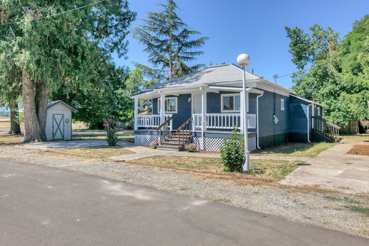 103 N Oak St - Photo 3 of 20