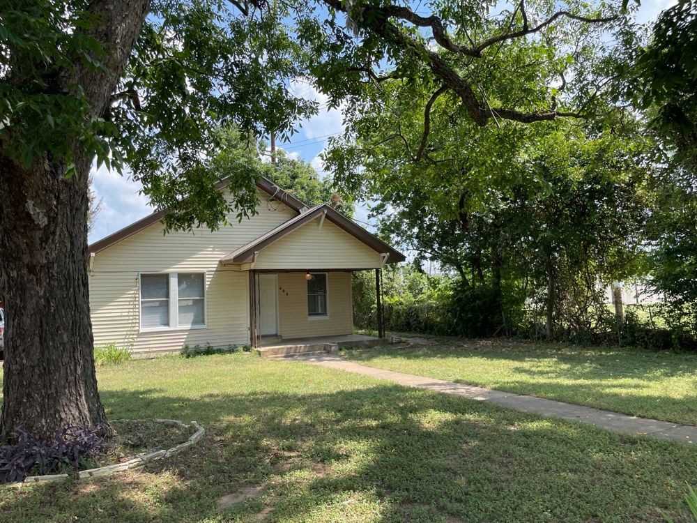 606 Mesquite St - Photo 2 of 27