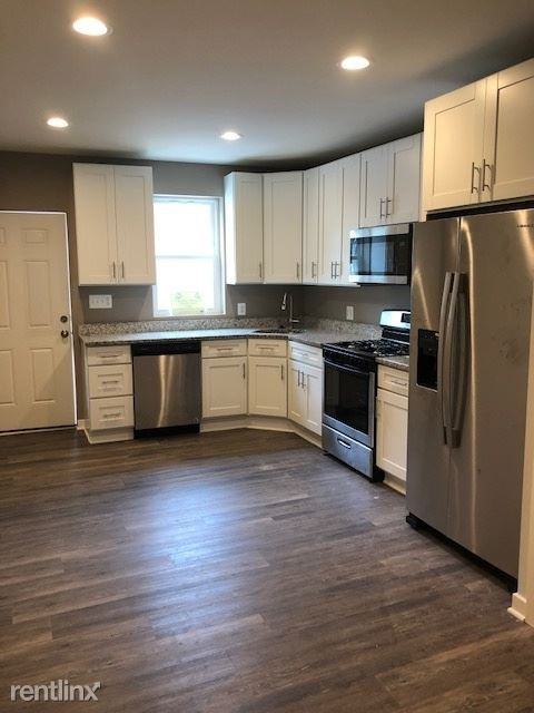 2700 Mathews St - Photo 3 of 12