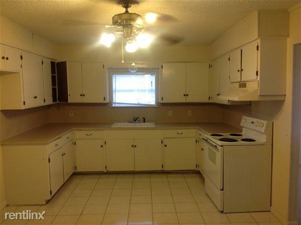 4827 7th St - Photo 3 of 4