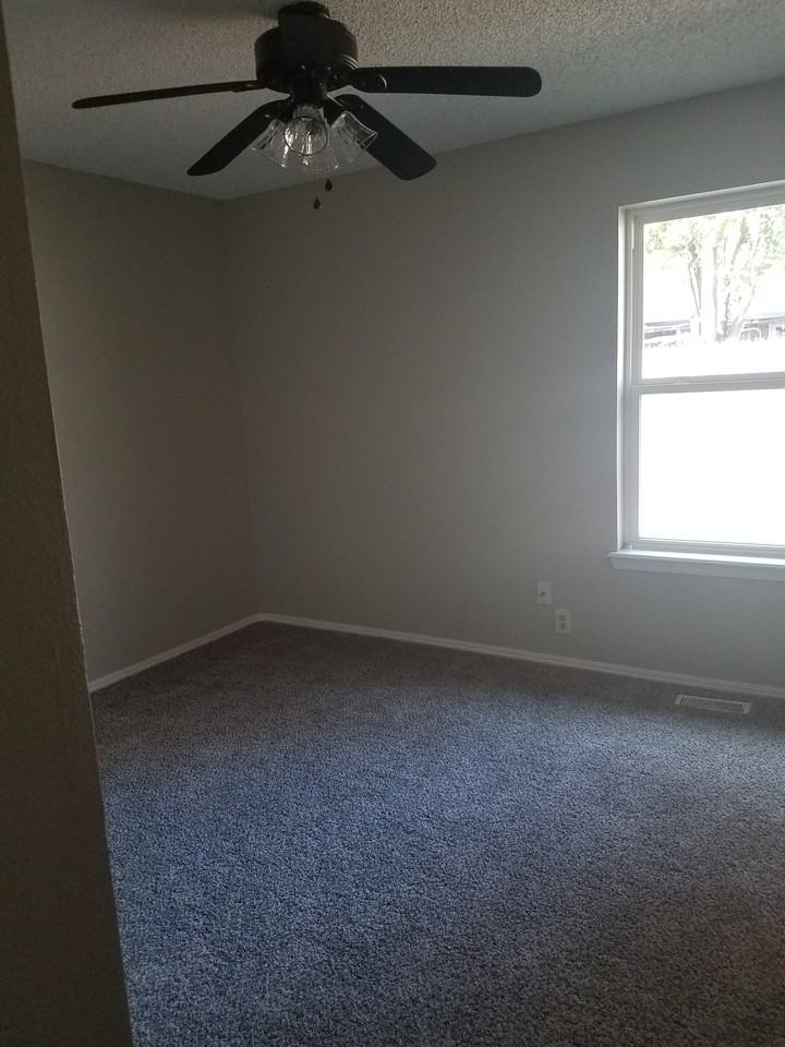 10405 Hollyhead Way - Photo 3 of 7