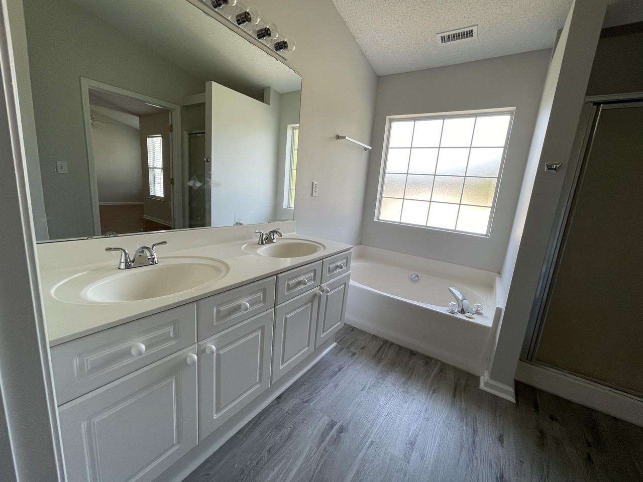 2704 Holmes Ct N - Photo 5 of 30