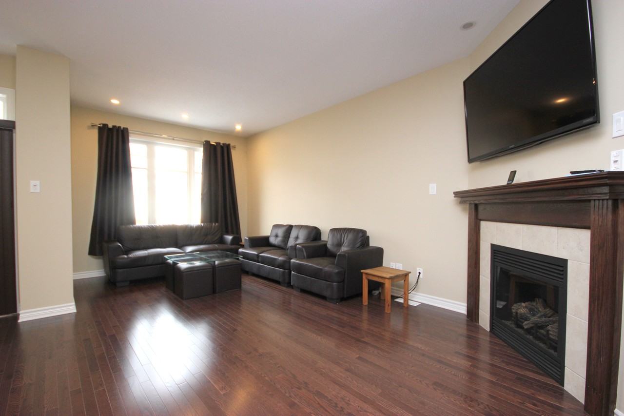 726 Hazelnut Cres - Photo 3 of 12