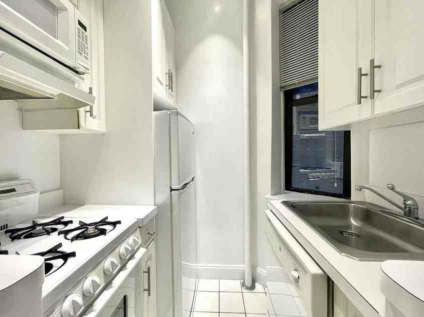 2nd Ave & E 83rd St #1A