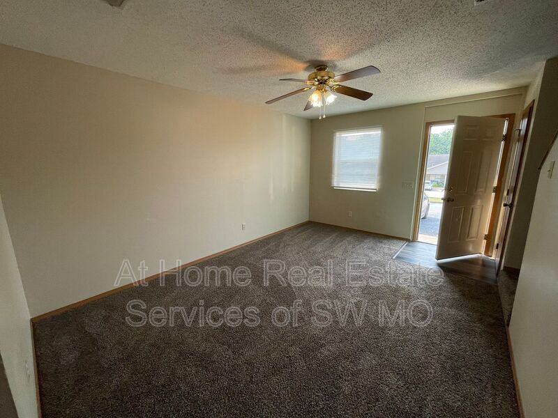 1157 W Hall St - Photo 2 of 5