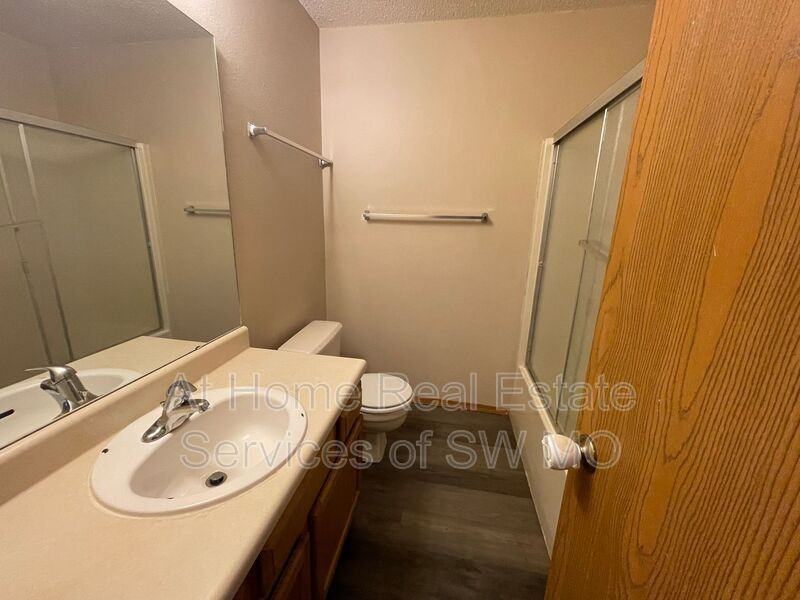 1157 W Hall St - Photo 4 of 5