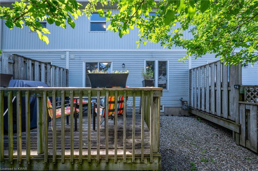 90 Mooregate Cres - Photo 3 of 18