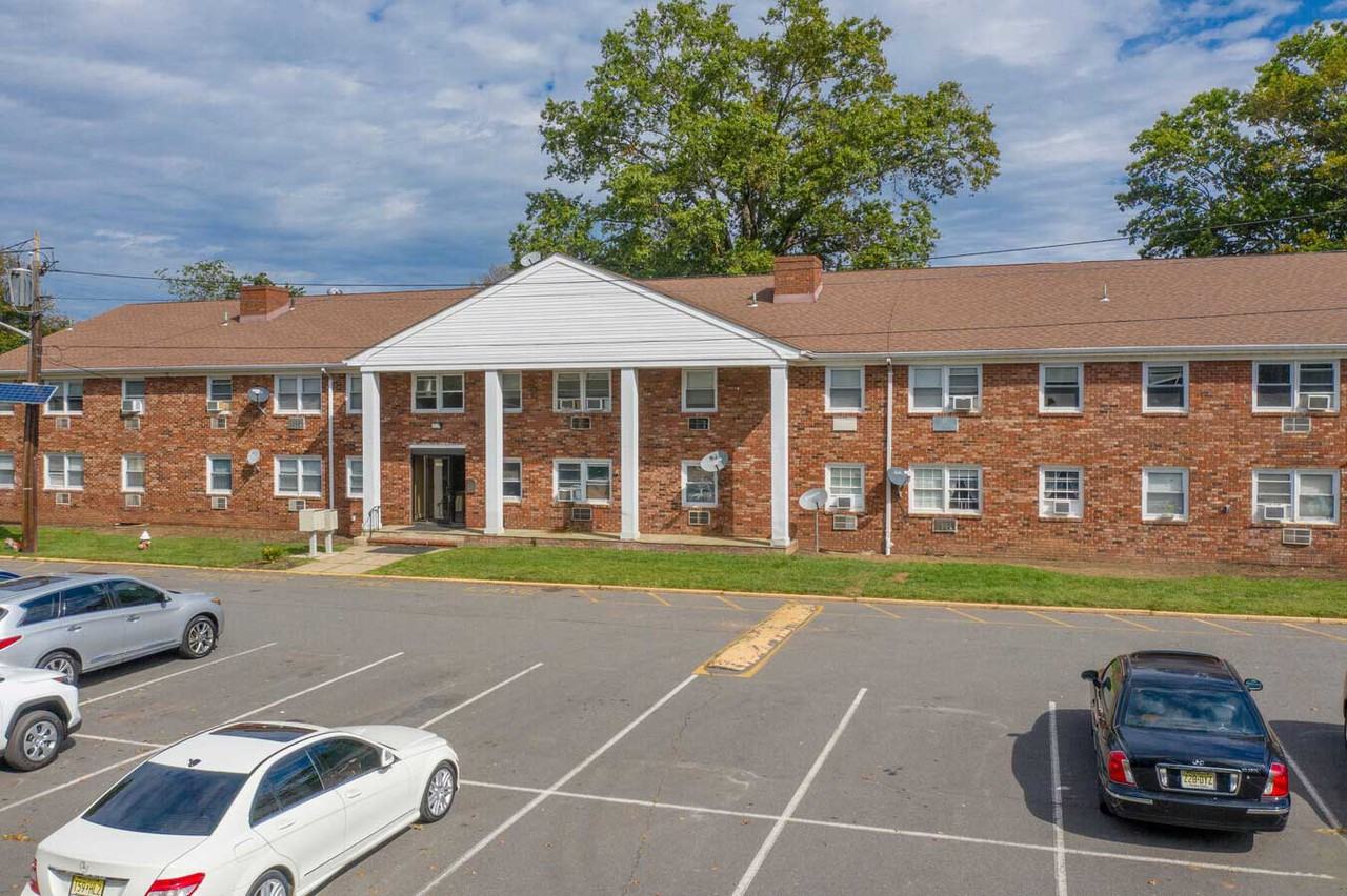 Livingston Gardens - Photo 3 of 38