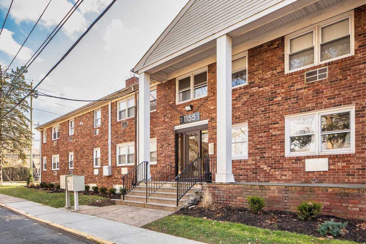 Livingston Gardens - Photo 5 of 38