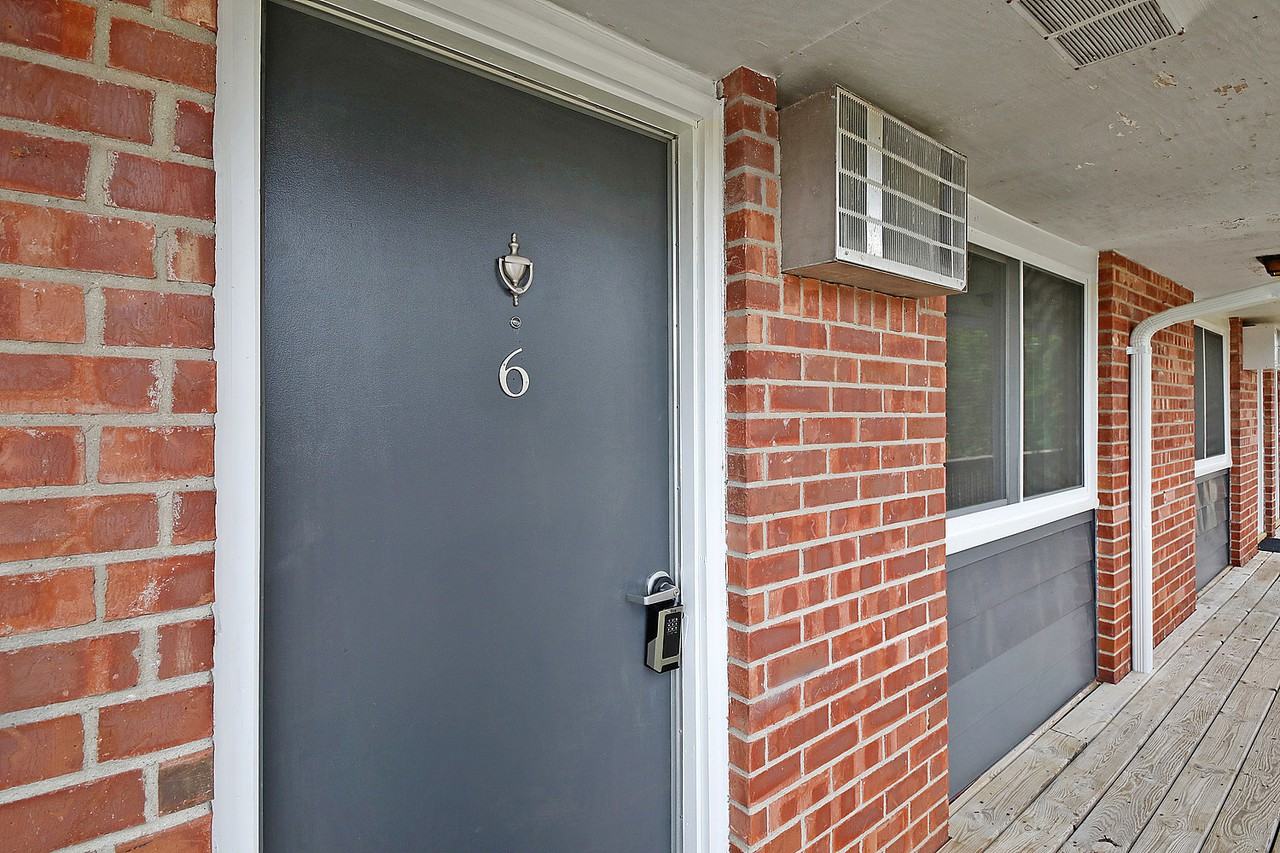 608 W Main St - Photo 2 of 8