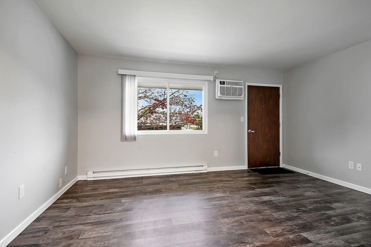 608 W Main St - Photo 3 of 8