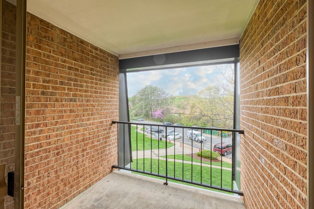 Oakton Park Apartments - Photo 6 of 28