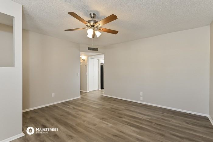 7601 N Shirley Ct - Photo 3 of 11
