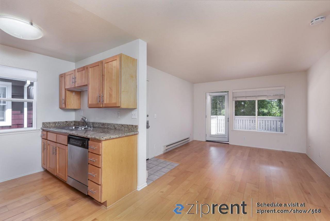 174 Bayside Ct - Photo 2 of 11