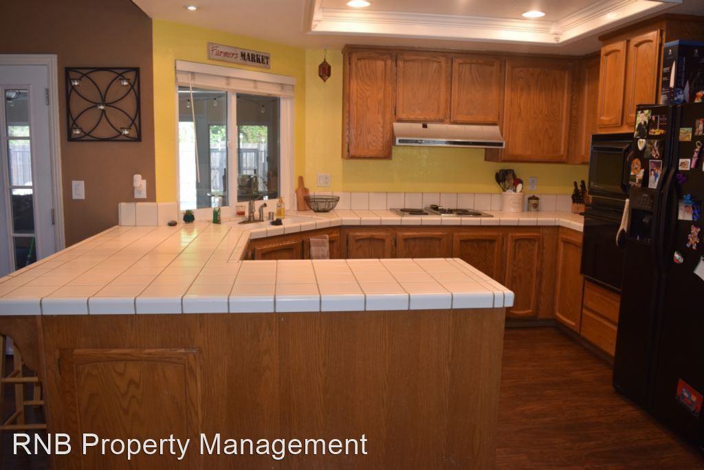 825 Willow Creek Dr - Photo 2 of 42