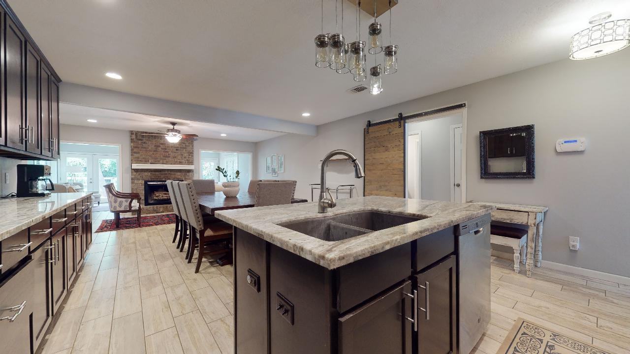 2713 Wilderness Dr N - Photo 2 of 31