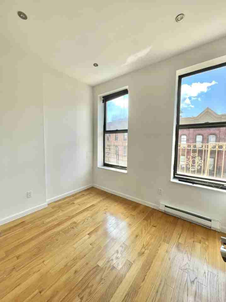 W 114th St & Manhattan Ave