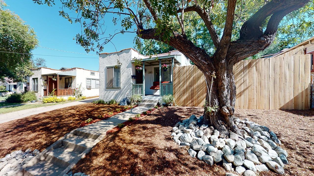 1127 Bell St - Photo 3 of 43