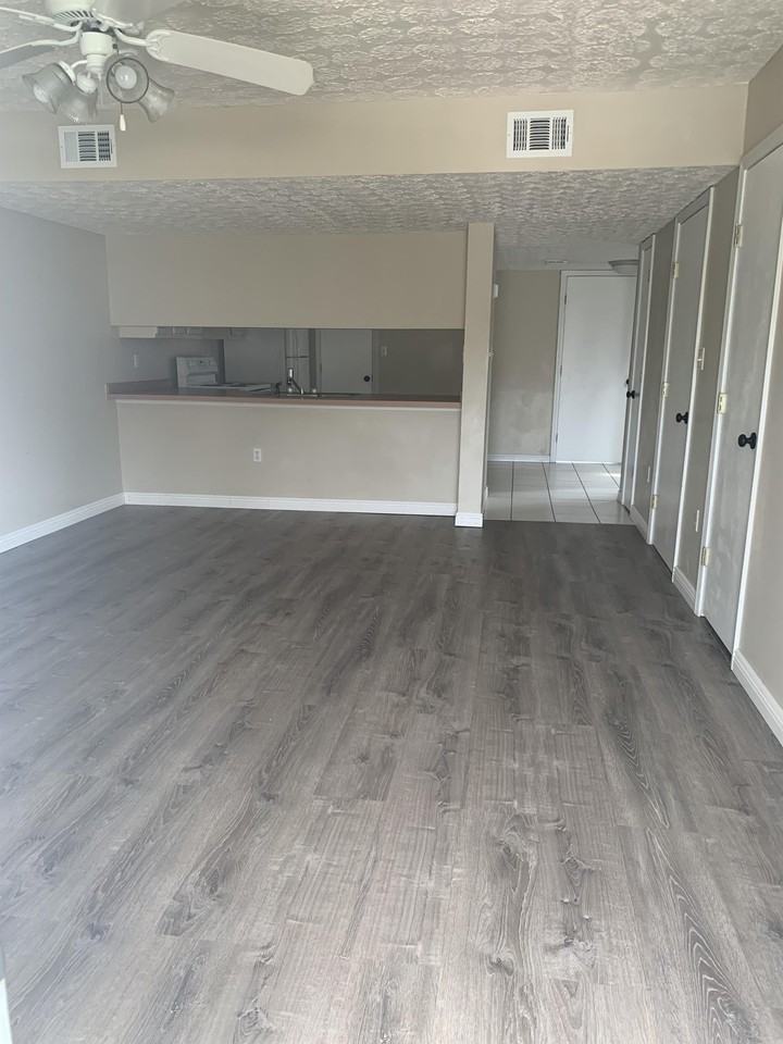 33 Chatelaine Cir Se #1 - Photo 2 of 12