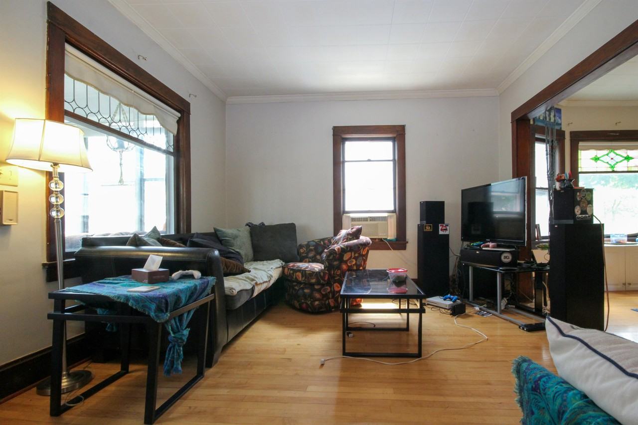 1091 12th Ave Se #1 - Photo 4 of 39