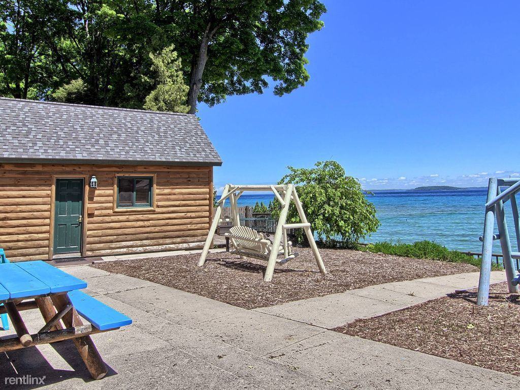 10563 S West Bay Shore Dr, Traverse City, MI 49684, USA 4 unit