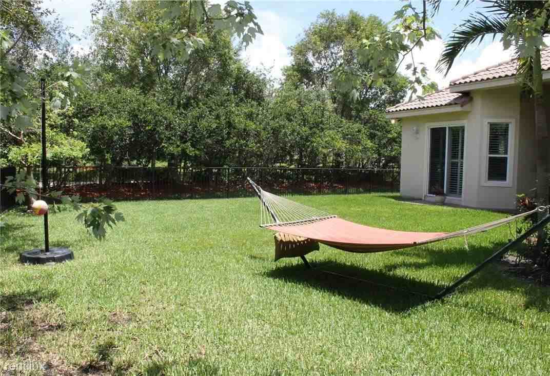 7441 Nw 115th Ter - Photo 3 of 12