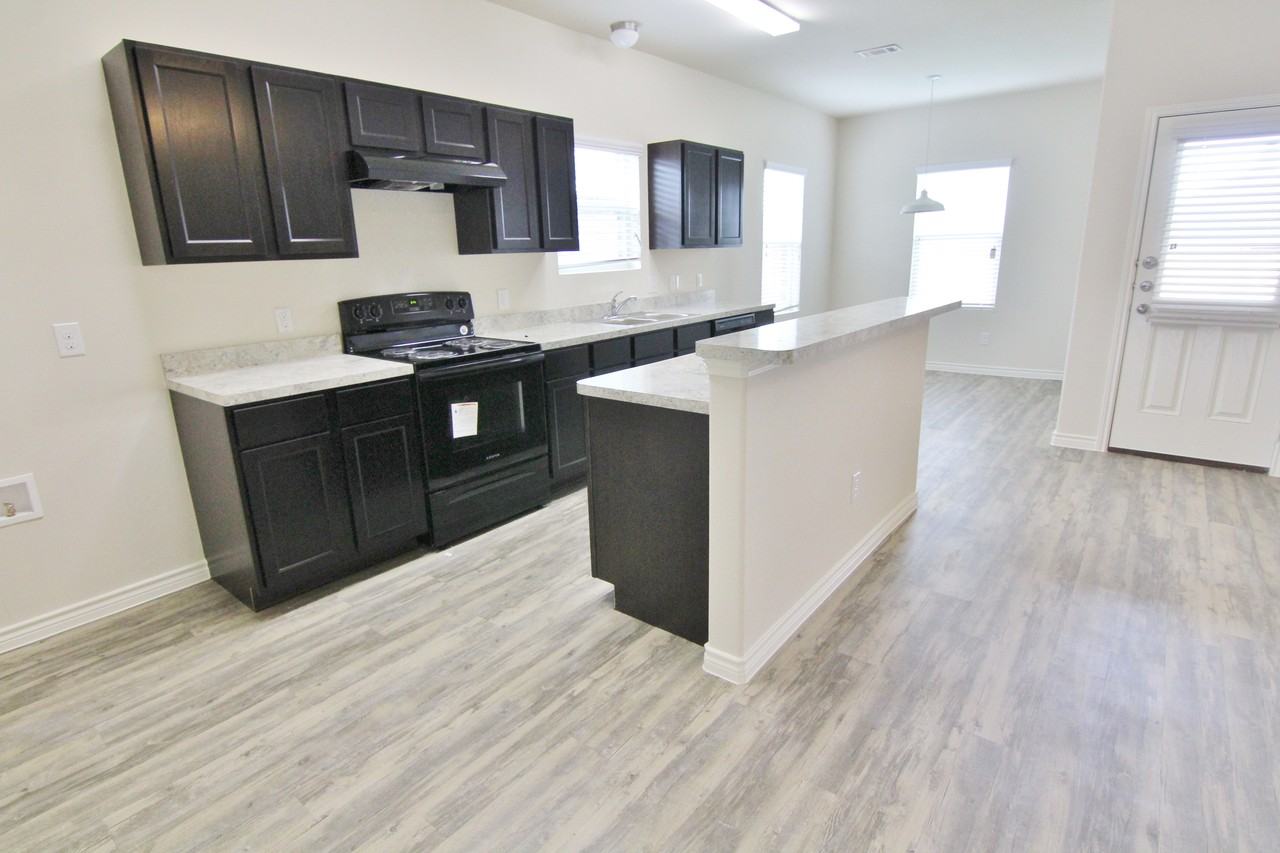 2922 Mayfair Ln - Photo 2 of 11